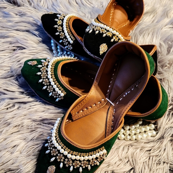 NWT Handmade velvet Zari embroidery rhinestones faux pearl khussa/ Punjabi jutti - Picture 7 of 9